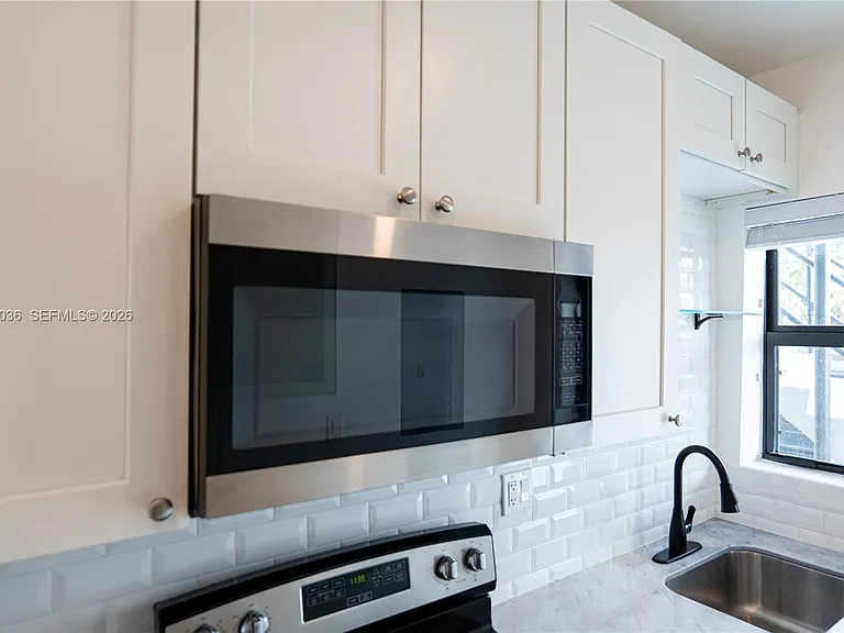 1721 SW 13th St #4 — Photo 6