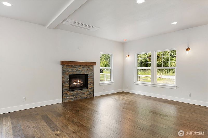 5th image of 36651 Tamarack Drive NE