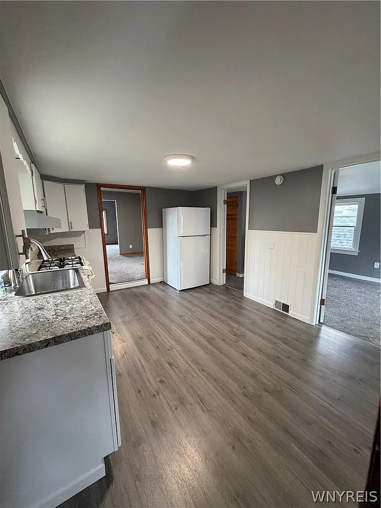 2 bed, 1.0 bath, 2198 sqft, $1,095 — Photo 4