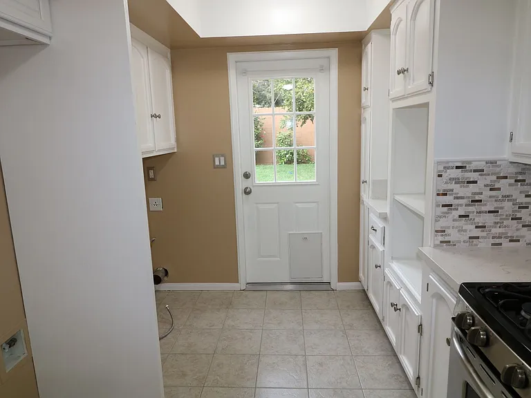 22325 Wyandotte St — Photo 13