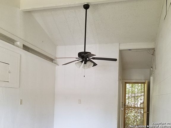 4th image of 4221 Silver Lake Dr