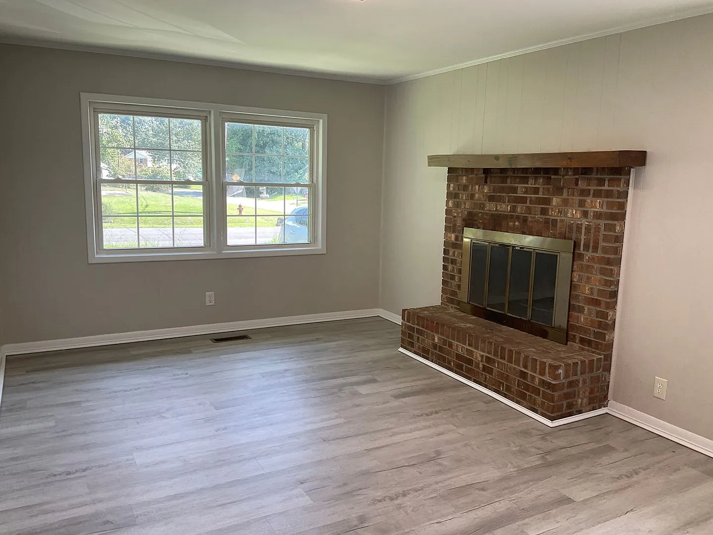 Adorable 3 bedroom 2 bath home located just off Richlands Highway. — Photo 3