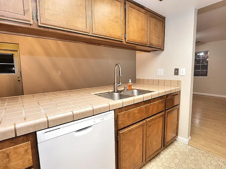 1460 Hickory St — Photo 10