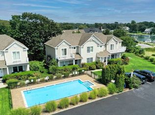 29 Gardners Ln APT 3B, Hampton Bays, NY 11946