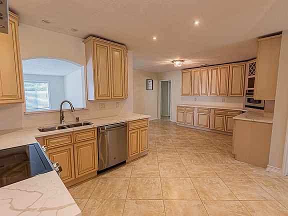 5th image of 471 SE Lamon Lane