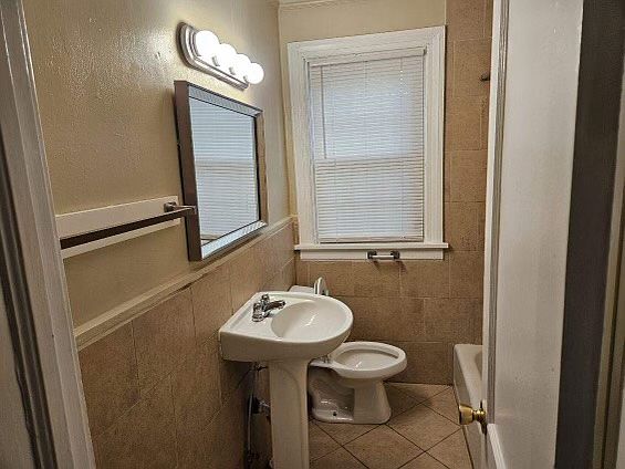 3rd image of 1418 Garber St