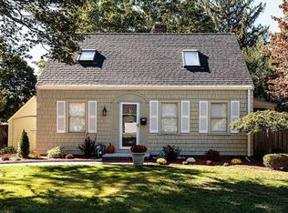 13 Canterbury Rd, Lynnfield, MA 01940