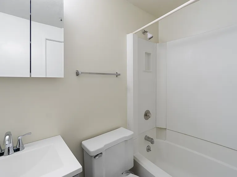 Greenwich Manor Apartments — Photo 12