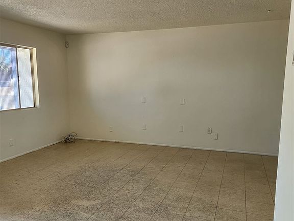 4th image of 2733 S Maple Ave