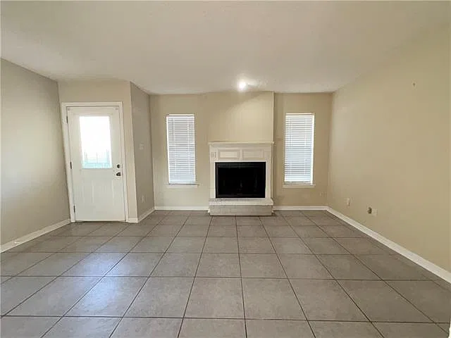 2 bed, 1.5 bath, 1085 sqft, $1,400 — Photo 2