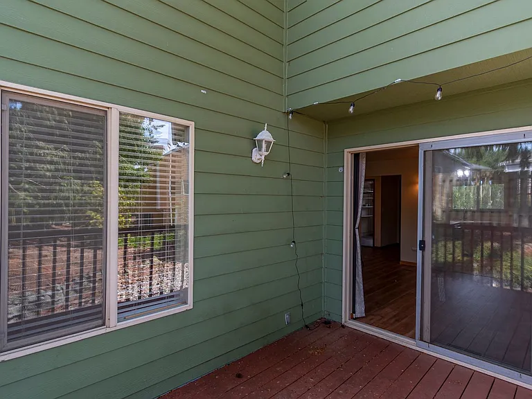 1250 SW Heller St #E1 — Photo 16
