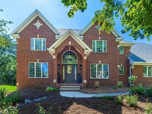 5859 Craigin Bluff Ct, Bettendorf, IA 52722