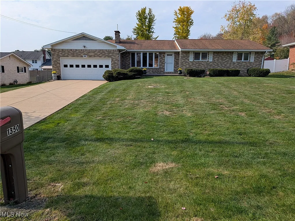 1350 Parkview Dr photo 1
