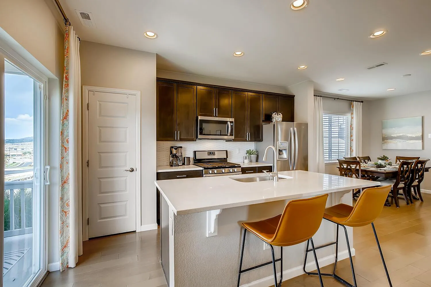 3 bed, 2232 sqft, $3,200 — Photo 4