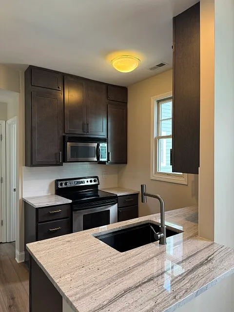 2 bed, 2.5 bath, 1296 sqft, $2,000 — Photo 2