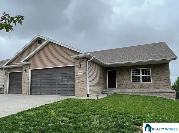 8020 Renatta Dr, Lincoln, NE 68516