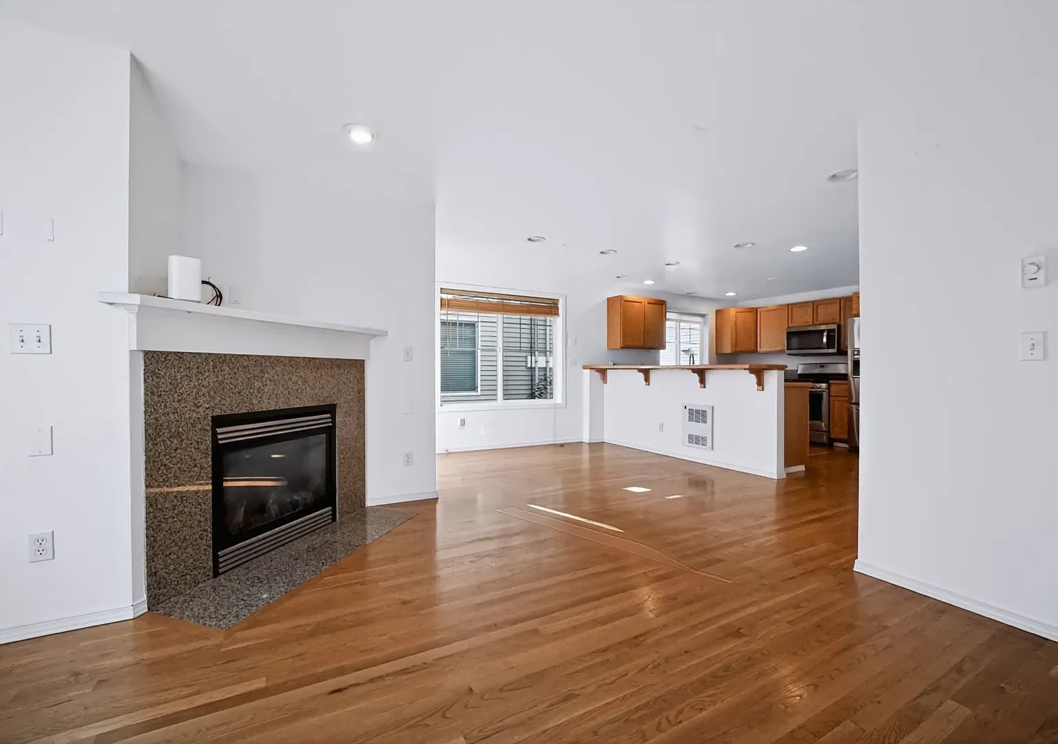 Modern 3-Bedroom Home with Garage, A/C & Fenced Backyard in North Seattle! — Photo 3