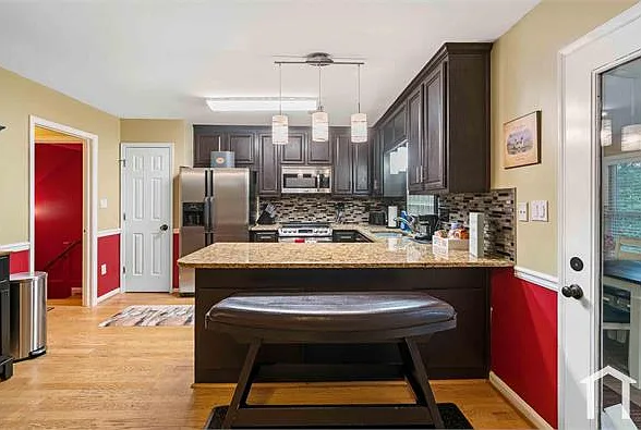 3 bed, 4200 sqft, $2,100 — Photo 2
