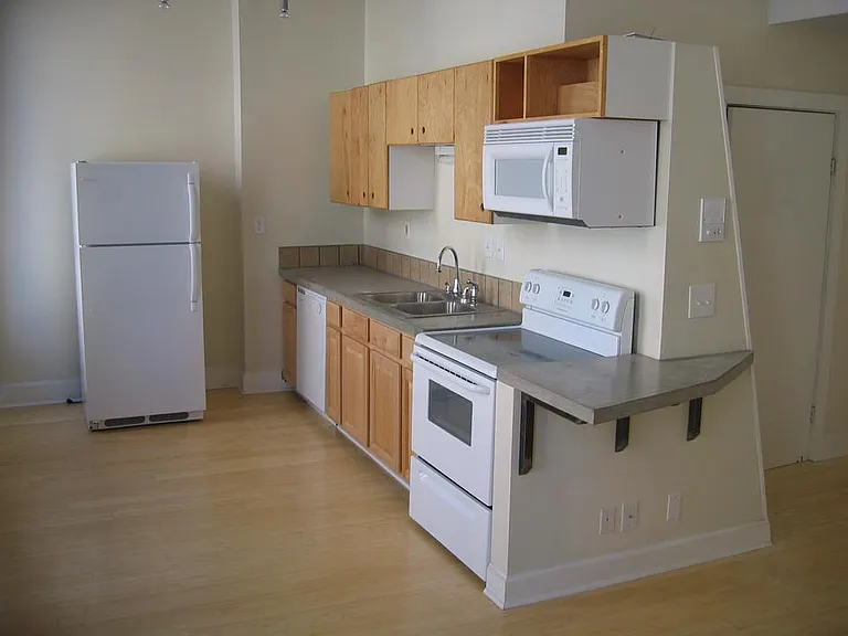 311 E 13th St #2 — Photo 2