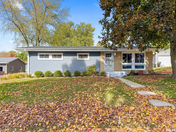 510 W Smith St, Roanoke, IL 61561