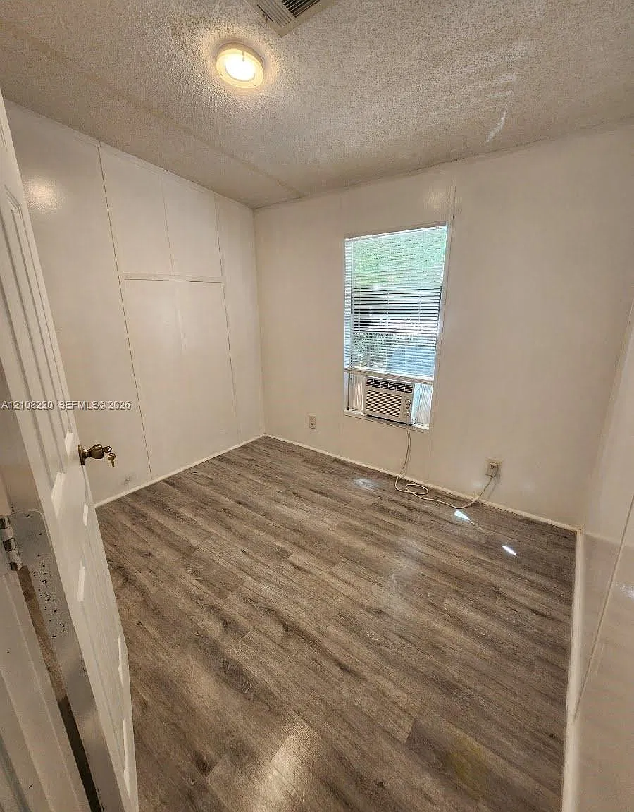 11908 Cove Pl — Photo 4