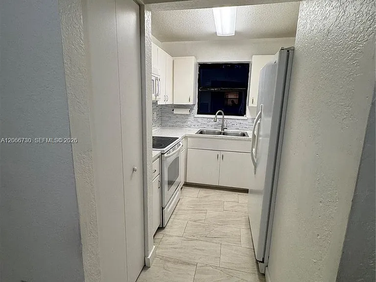 2124-2126 Thomas St #2126 — Photo 6