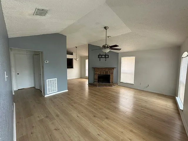 2 bed, 1070 sqft, $1,650 — Photo 2