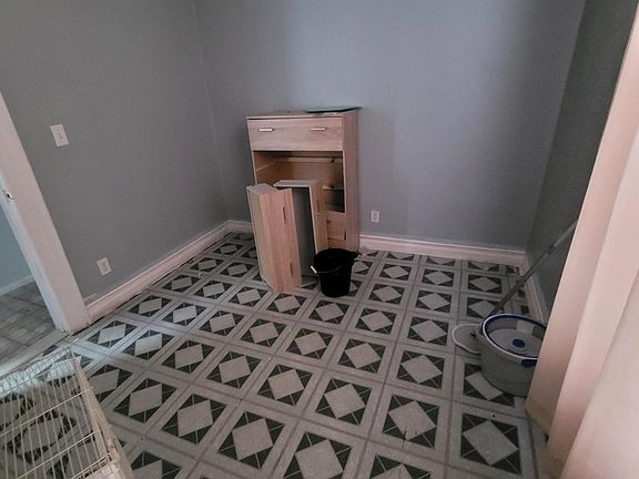 5th image of 1749 Melville St #2R