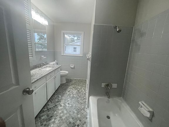 5th image of 994 Hampton Dr