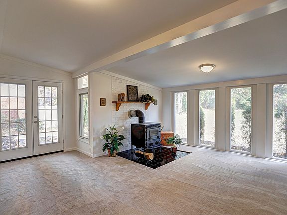 3rd image of 405 Ritter Rd