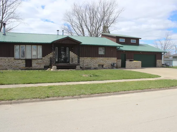 16 S Main St, Andrew, IA 52030