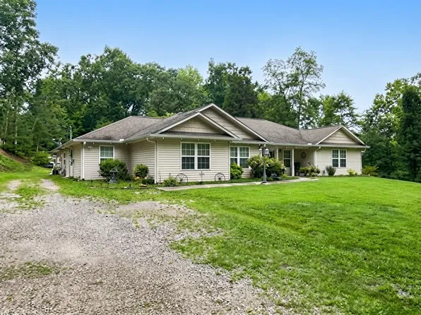 305 Cove Cir, Caryville, TN 37714