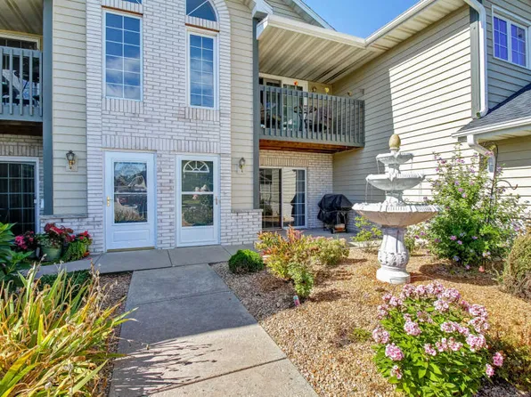 W240N2510 E Parkway Meadow Cir, Pewaukee, WI 53072
