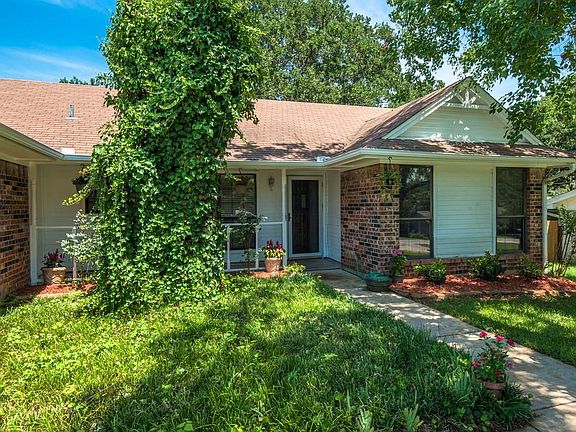 5th image of 241 Lilac Ln