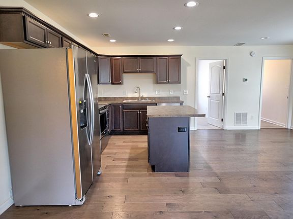5th image of 377 Oxford Cir