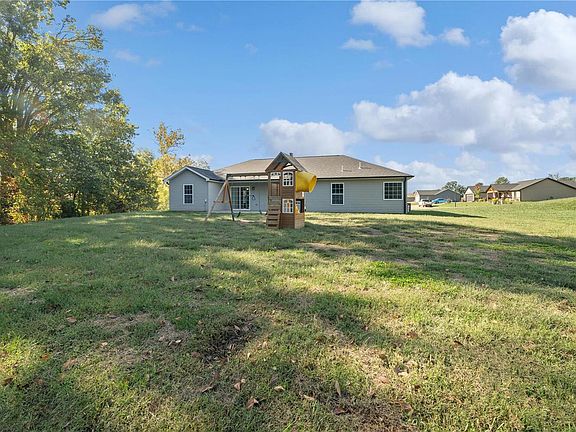 3rd image of 447 Wentworth Dr