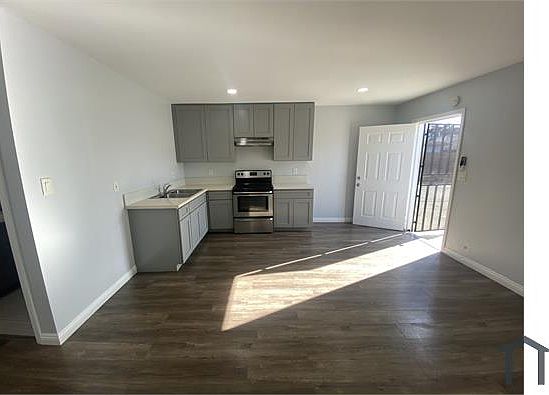 2nd image of 3321 1/2 W 109th St