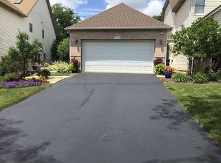 1118 Viewpoint Dr, Lake In The Hills, IL 60156