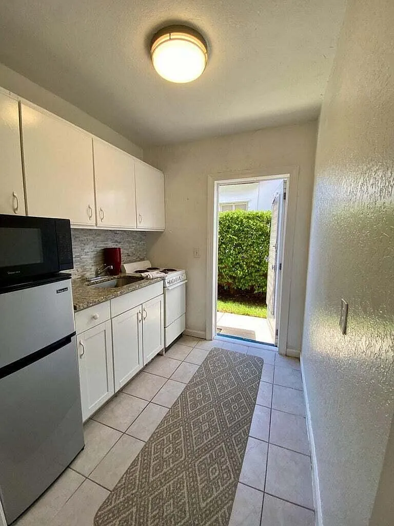 Studio, 1.0 bath, 375 sqft, $1,650 — Photo 2