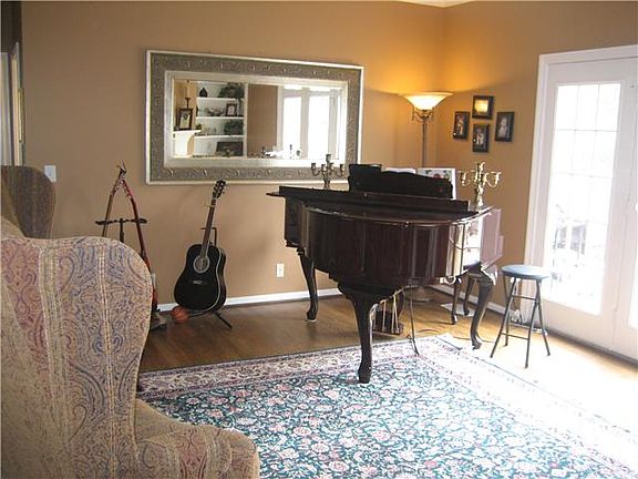 3rd image of 2514 Saint James Dr