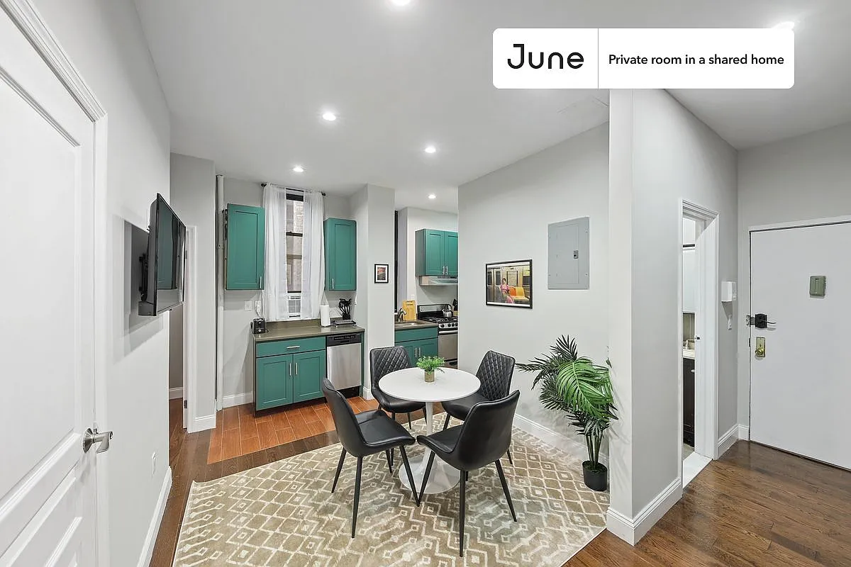 Queen bedroom in 4 bed/1.5 bath home in Hamilton Heights #596 B — Photo 2
