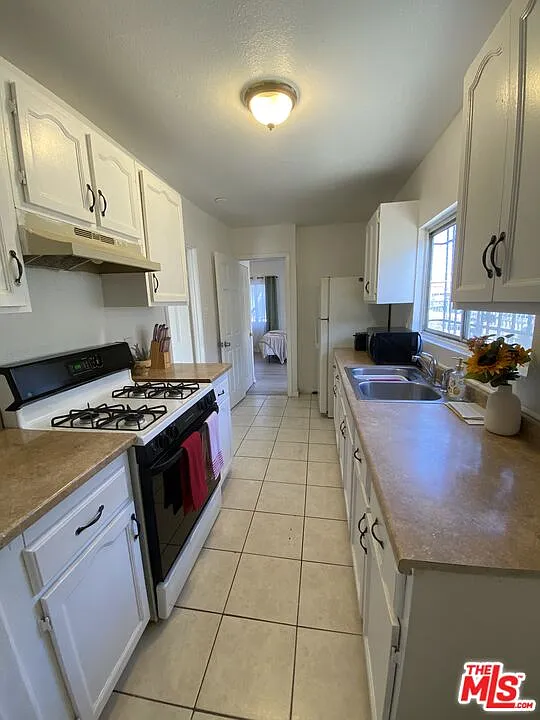 Building Photo - 636 W 81st St #644