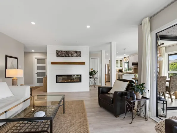 1290 Martin St #302, White Rock, BC V4B 3W3