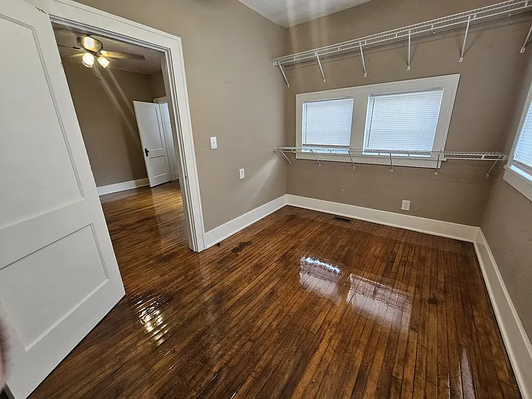 2915 N Harvey Pkwy — Photo 23