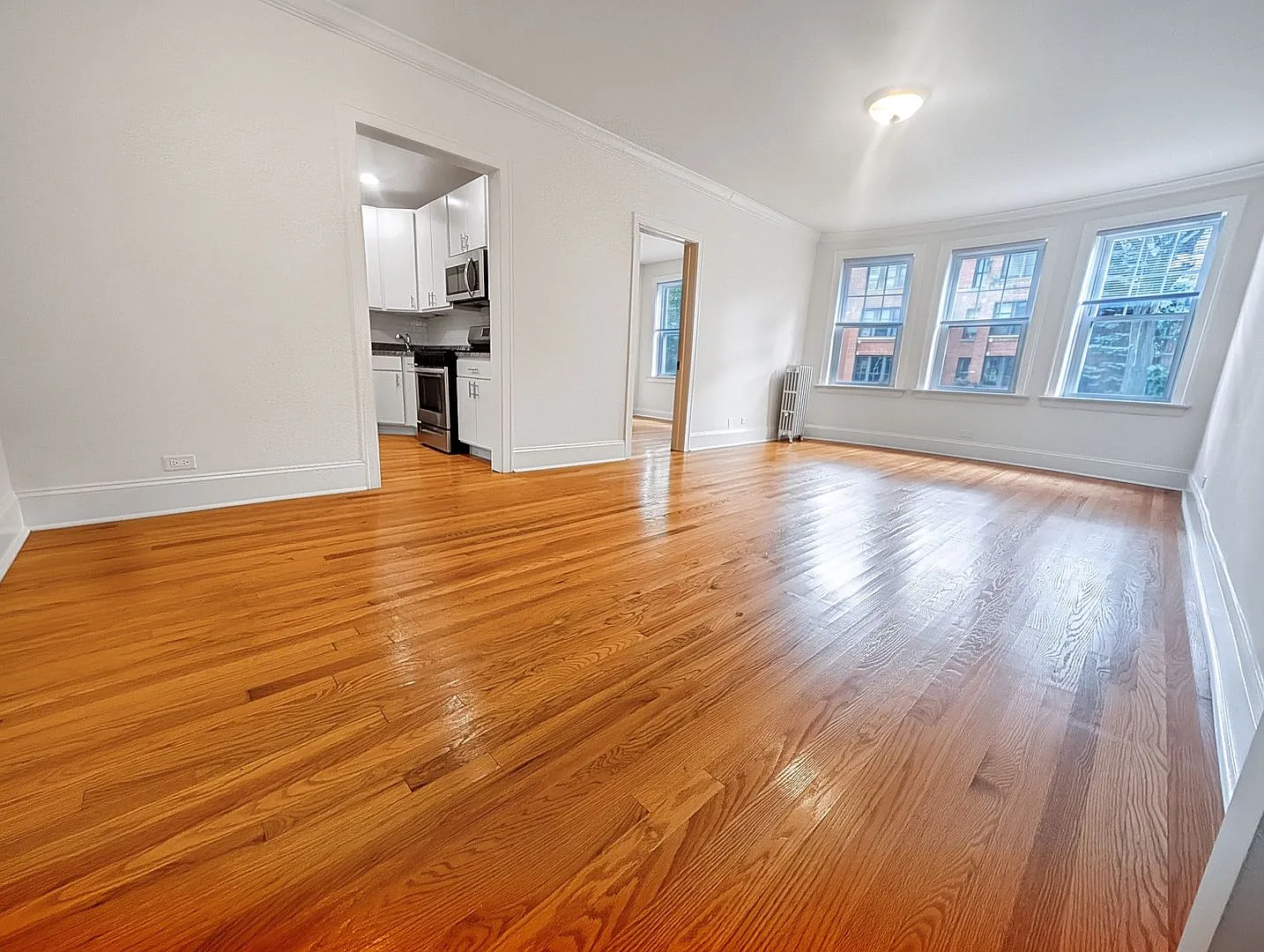 Bright and Sunny Updated 3-bed/1-bath near Loyola — Photo 2