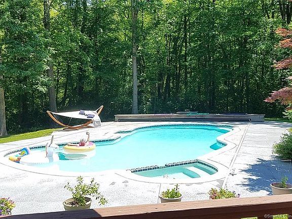 3rd image of 80 Hillsbury Ln