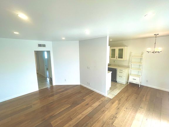 5th image of 1557 Stanford St #202