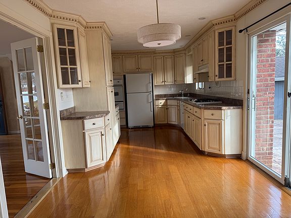4th image of 14 Genesee Dr