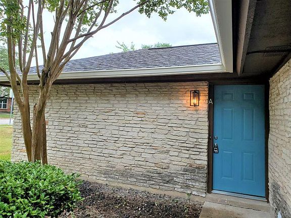 2nd image of 1005 Westwood Dr #A