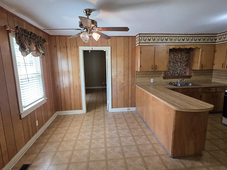 1712 Pinewood Dr — Photo 4